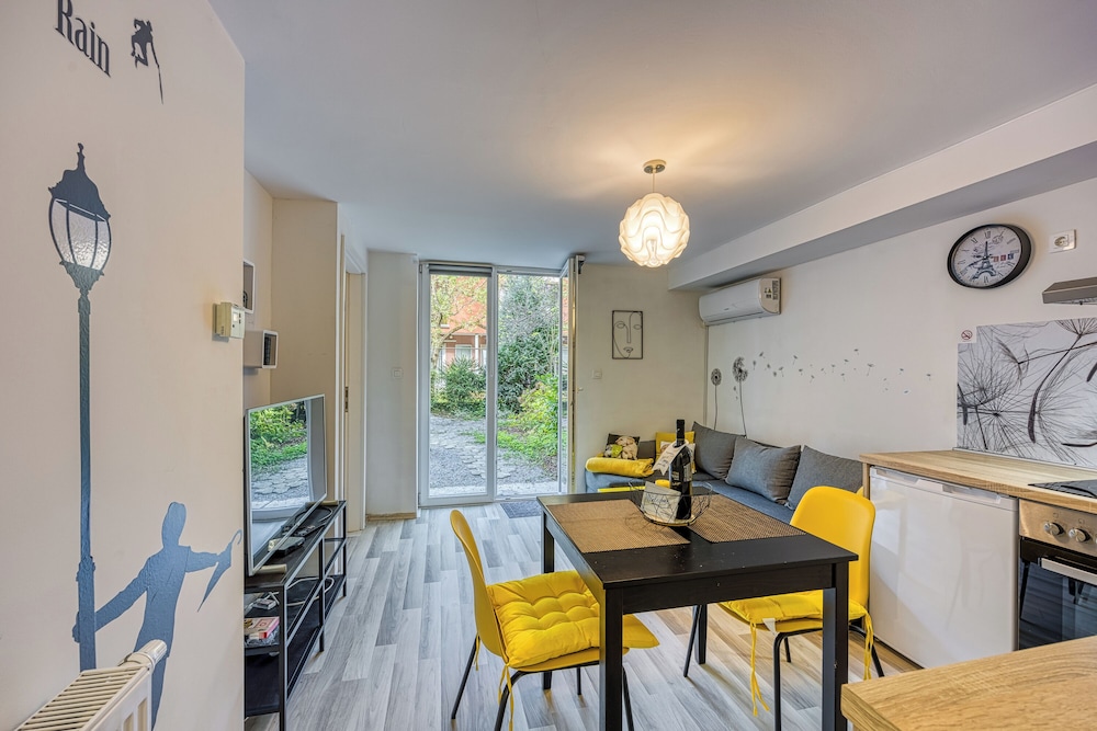 Family Apartment, Multiple Bedrooms (Bumblebee Apartment with Garden)