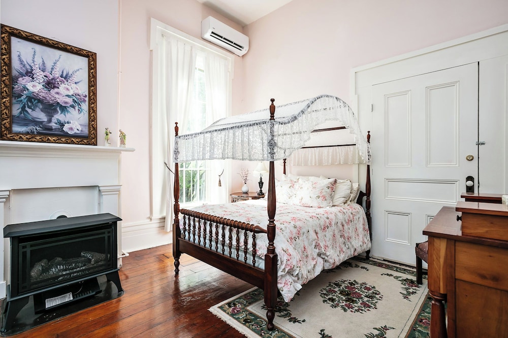 Room, Clara Barton photo 2