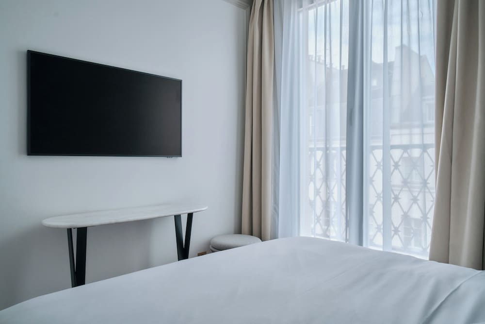 Deluxe One-Bedroom Apartment with City View 401 thumbnail 5