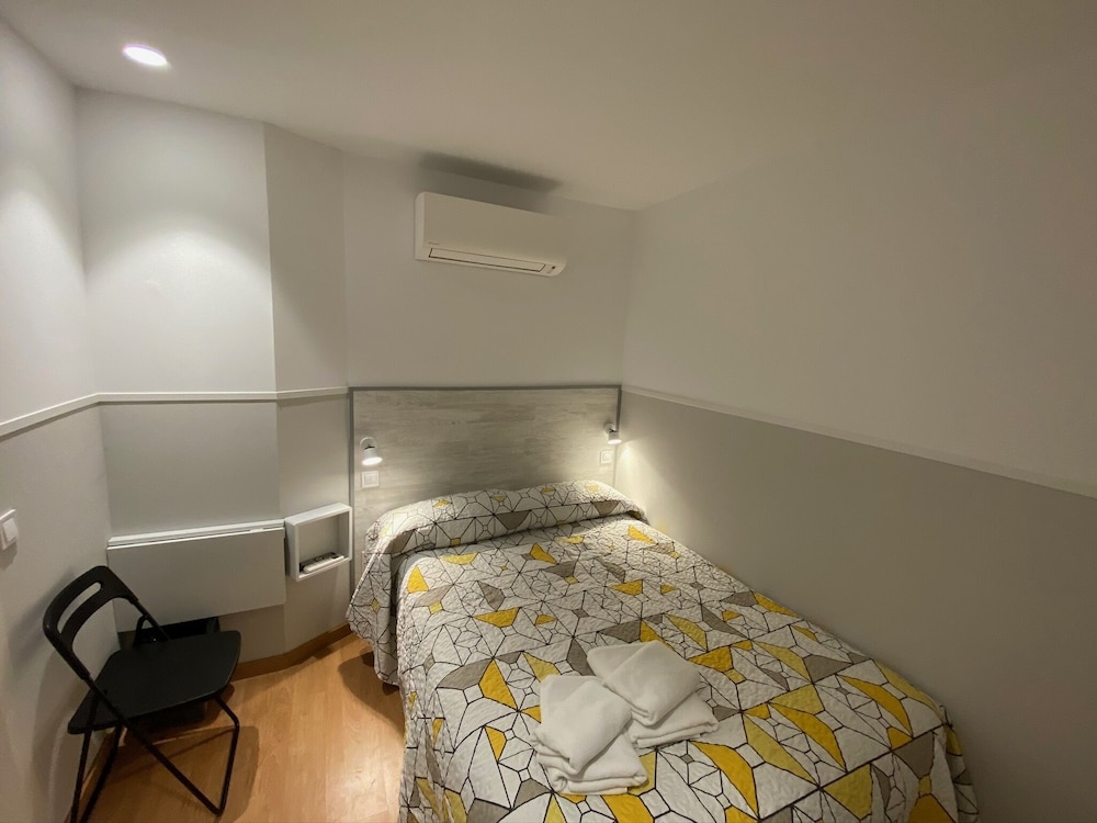 Economy Double Room, 1 Double Bed, Private Bathroom photo 3