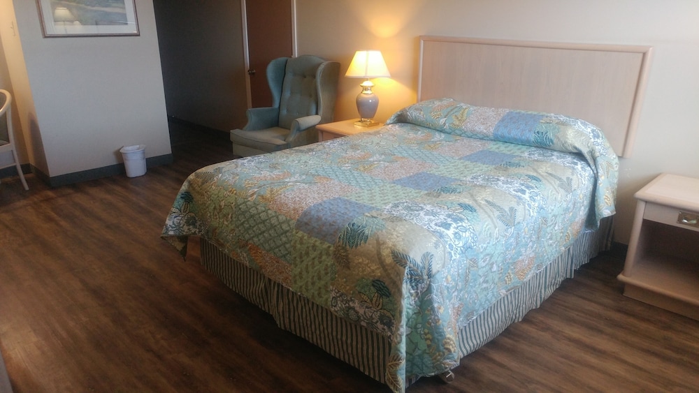 Basic Room, 1 Queen Bed photo 1
