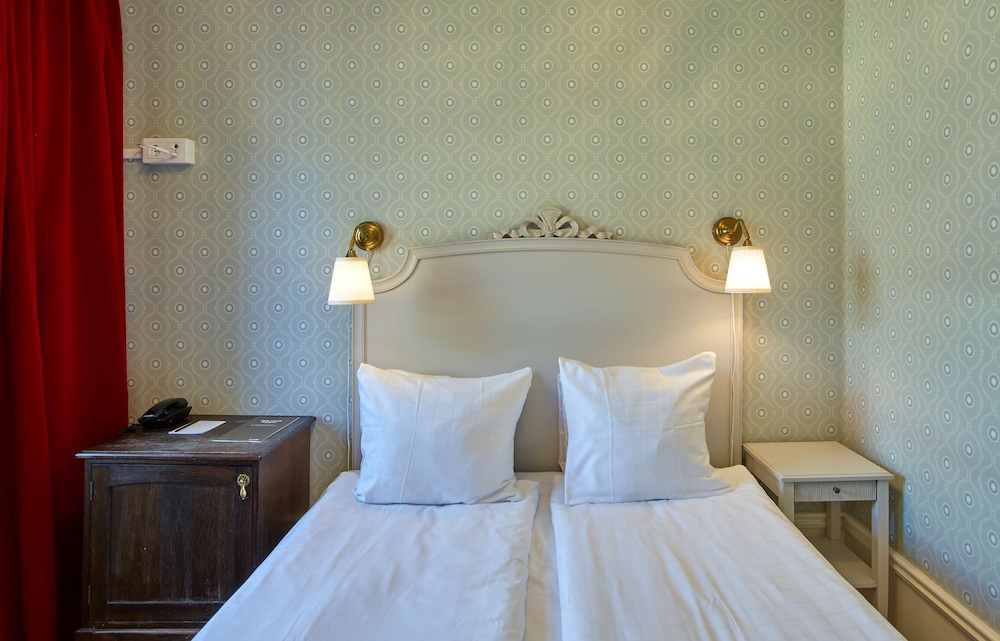 Economy Room, 1 Queen Bed