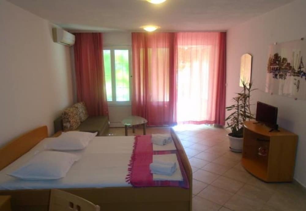 Studio (Josip Ii - 150 M From Beach With Free)