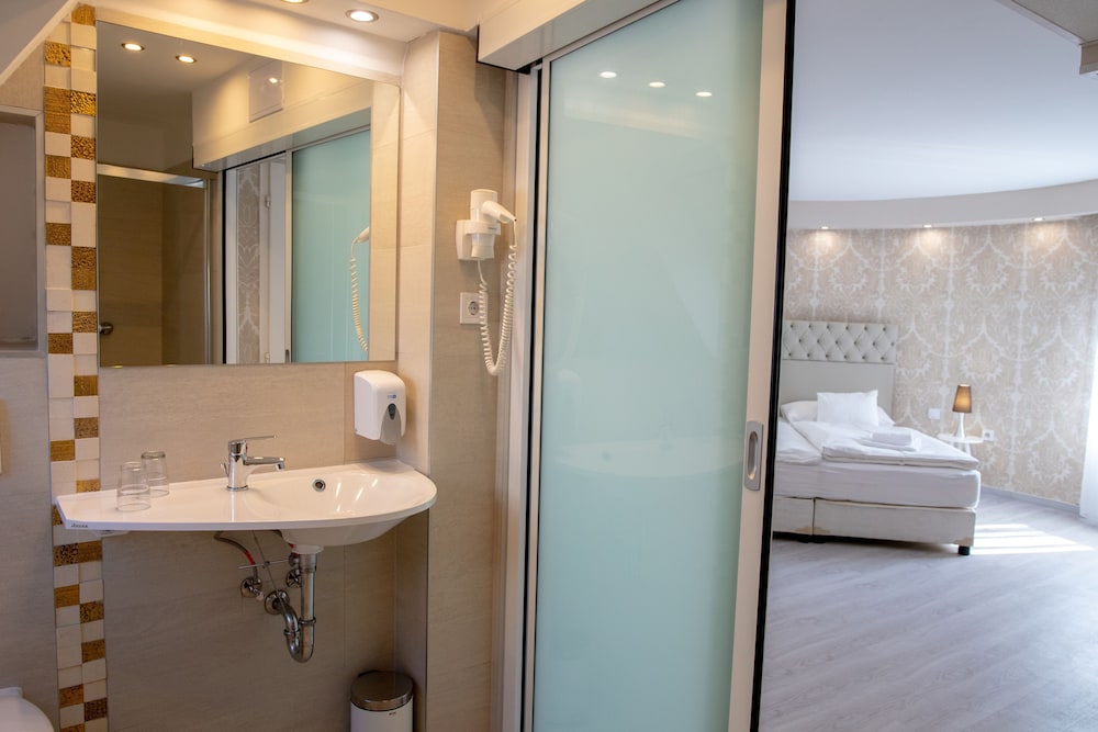 Standard Suite - Photo 4