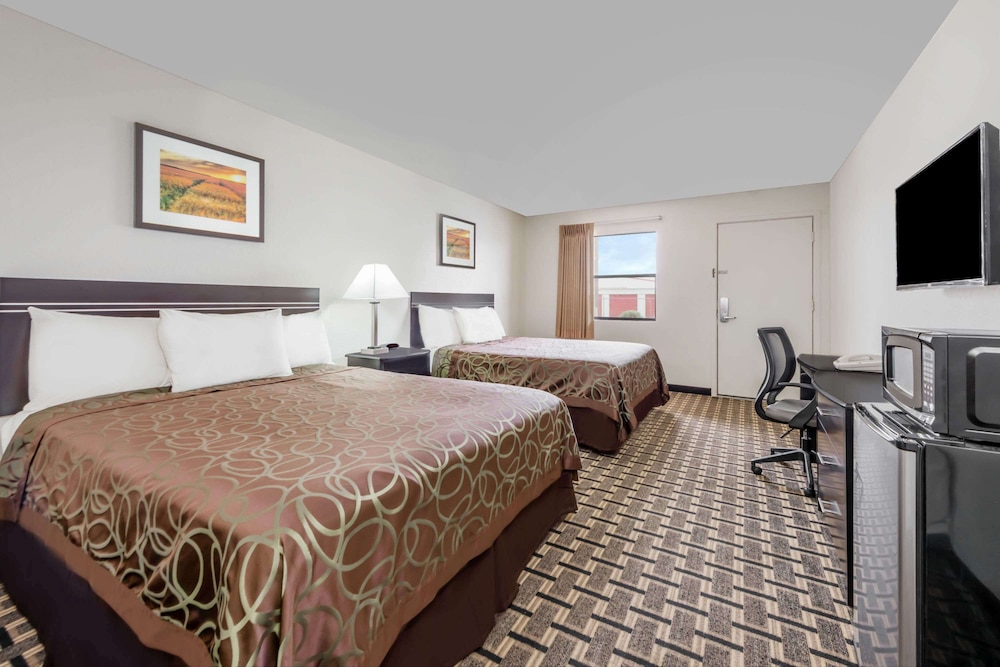 Room, 2 Queen Beds - Photo 2