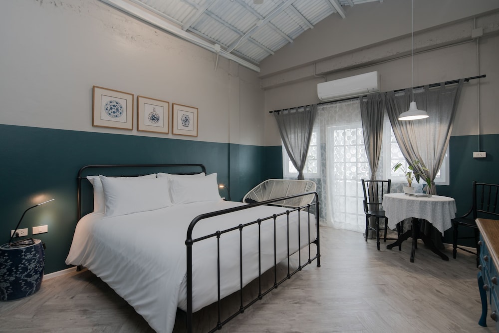 Deluxe Double Bed with Loft Bed - Photo 3