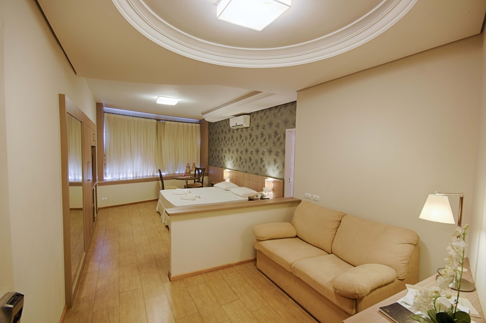 Executive Suite - Photo 2