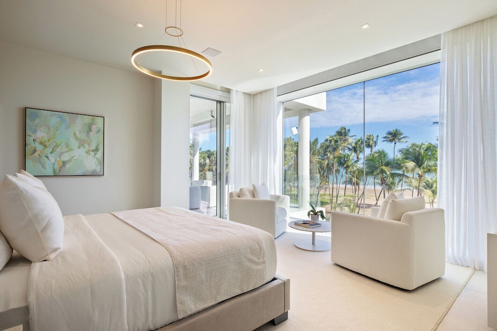 House, 4 Bedrooms, Oceanfront (Residence) - Photo 1