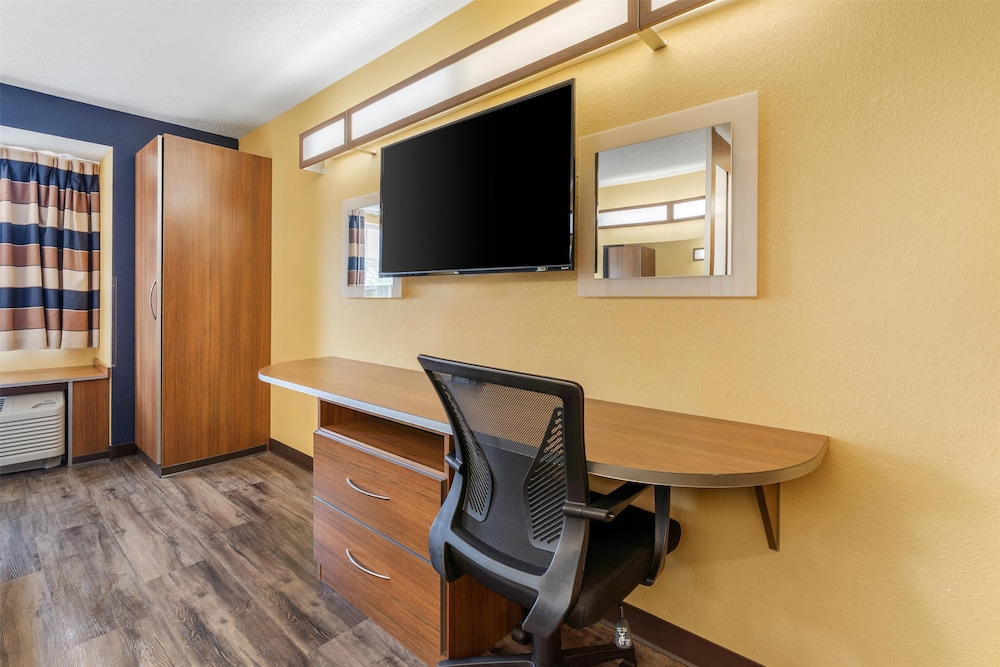 Suite, 1 King Bed, Non Smoking, Refrigerator & Microwave (with Single Sofabed;Larger Room) - Photo 5
