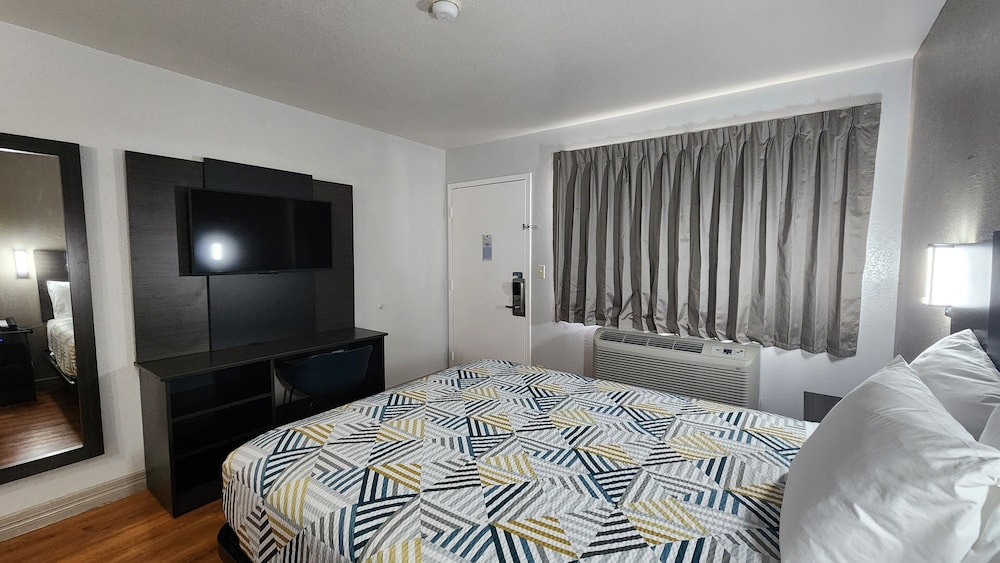 Deluxe Room, 1 Queen Bed, Non Smoking, Refrigerator & Microwave photo 3