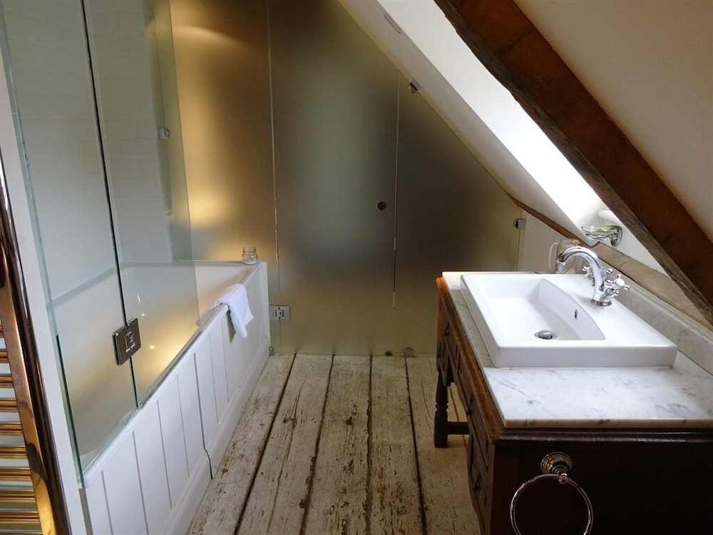 Deluxe Double Room, Ensuite (KING) - Photo 5