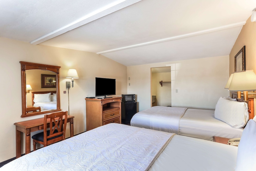 Room, 2 Queen Beds, Smoking - Photo 2