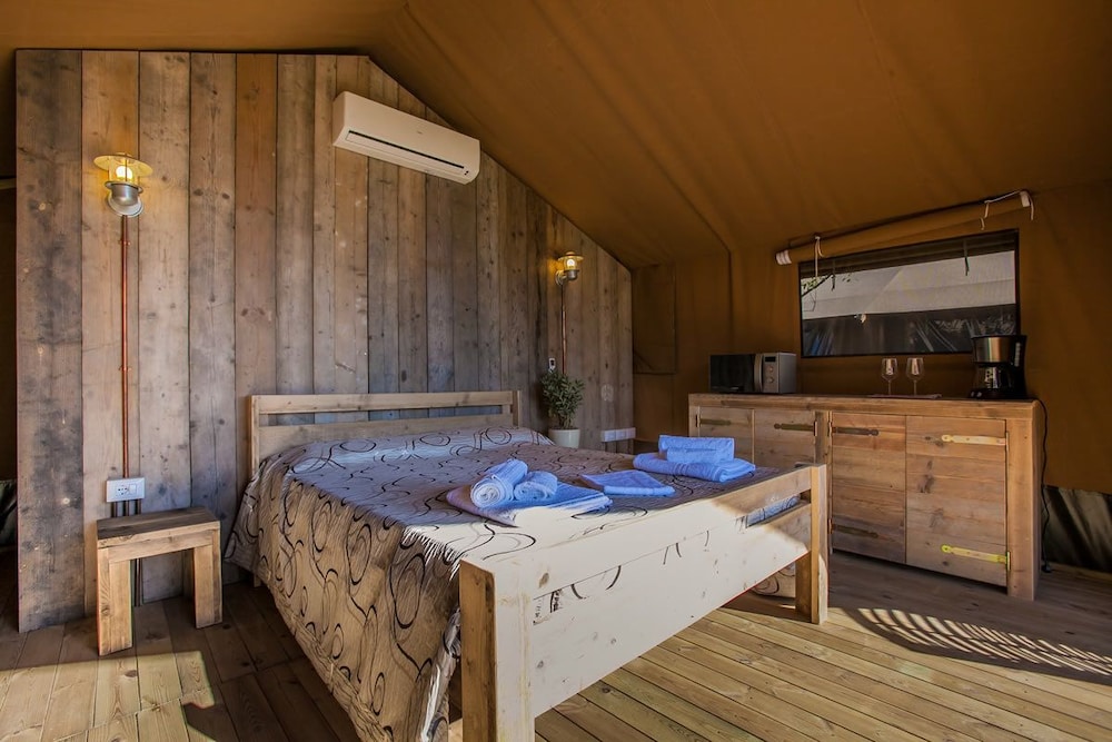 Romantic Tent, 1 Queen Bed photo 1