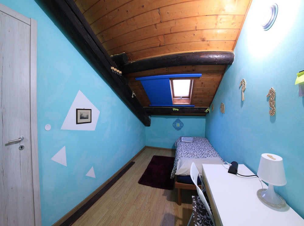 Single Room, Shared Bathroom photo 3
