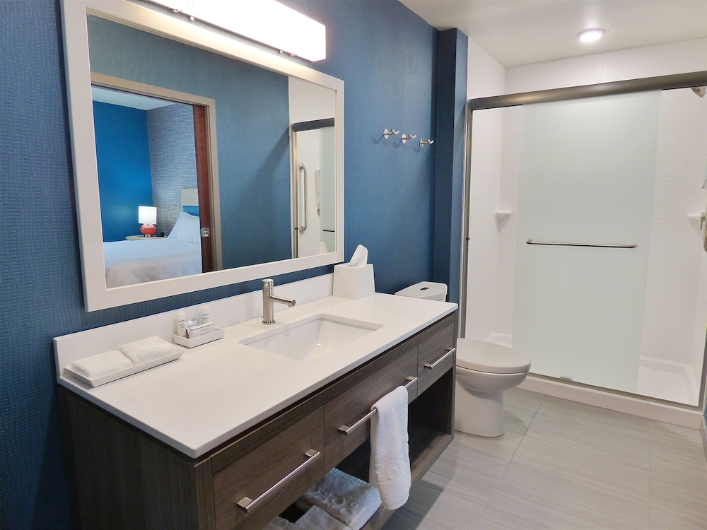 Suite, 1 King Bed, Accessible, Bathtub - Photo 5