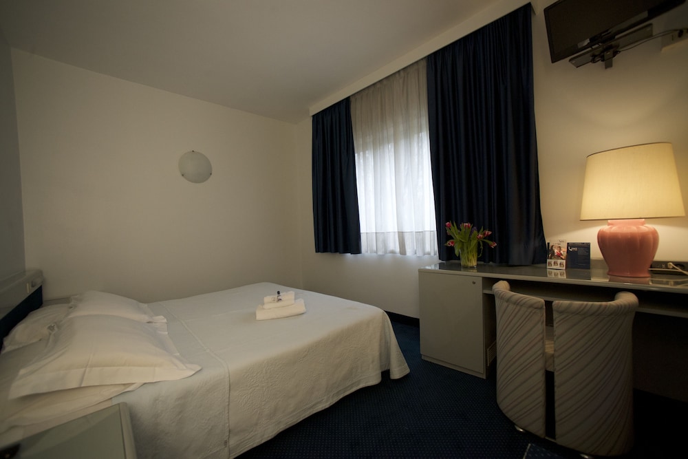 Basic Double Room Single Use - Photo 4
