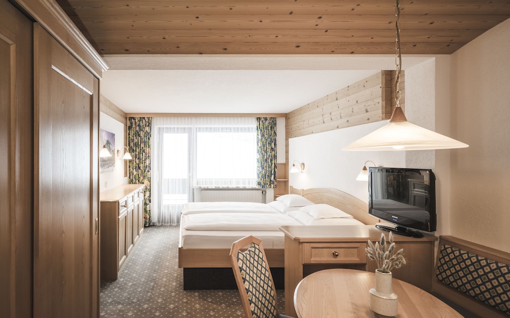Classic Double Room, Balcony, Mountain View
