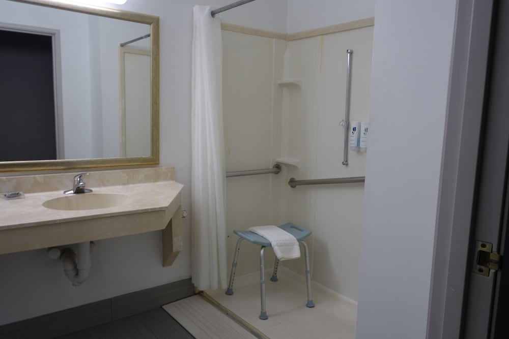 Suite, 1 King Bed, Accessible, Jetted Tub (Non-smoking) - Photo 3