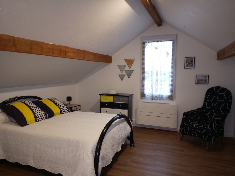 Triple Room, Private Bathroom (Jonquille) photo 2