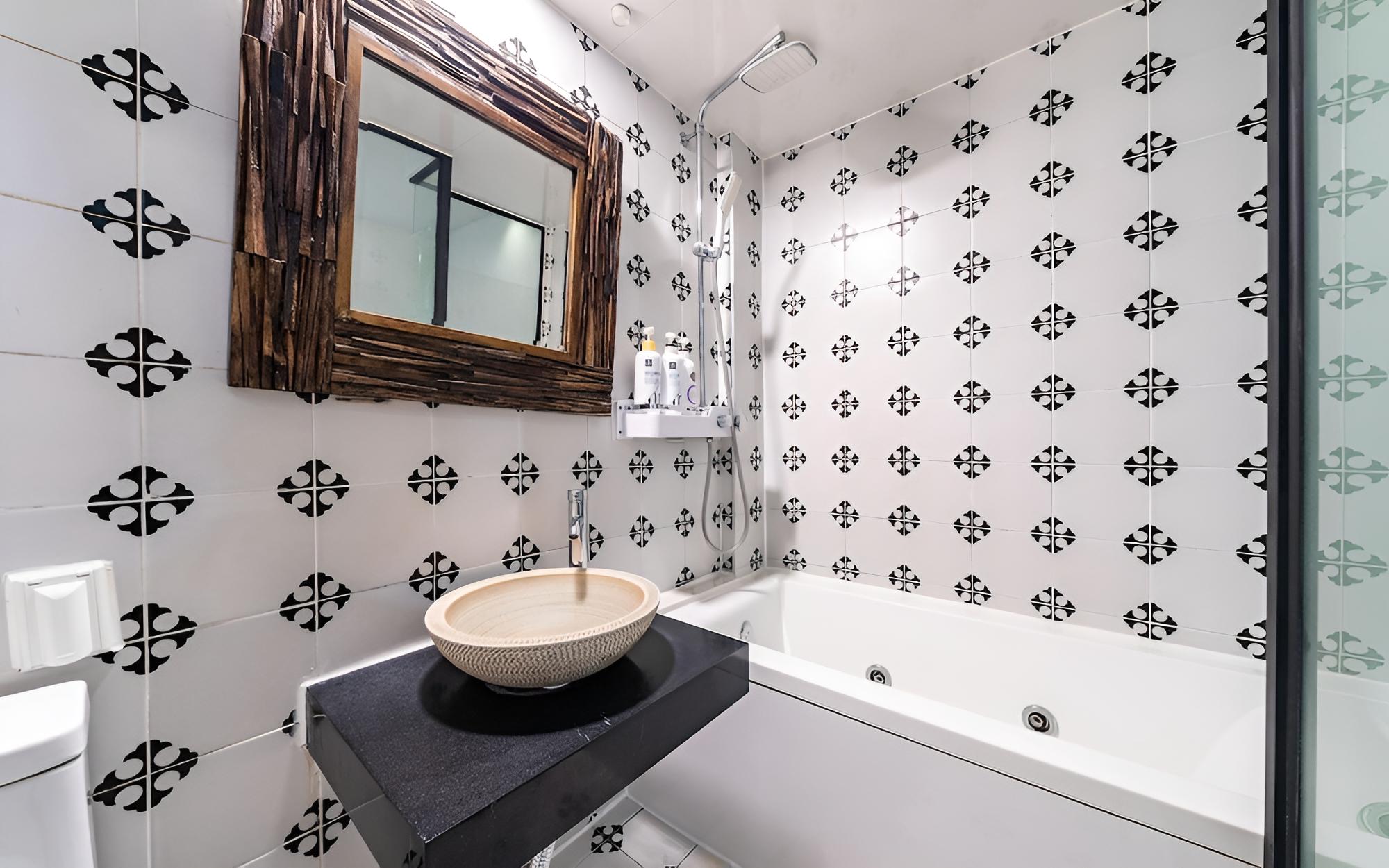 Room (Standard - Bathtub (Free Netflix avai) - Photo 1