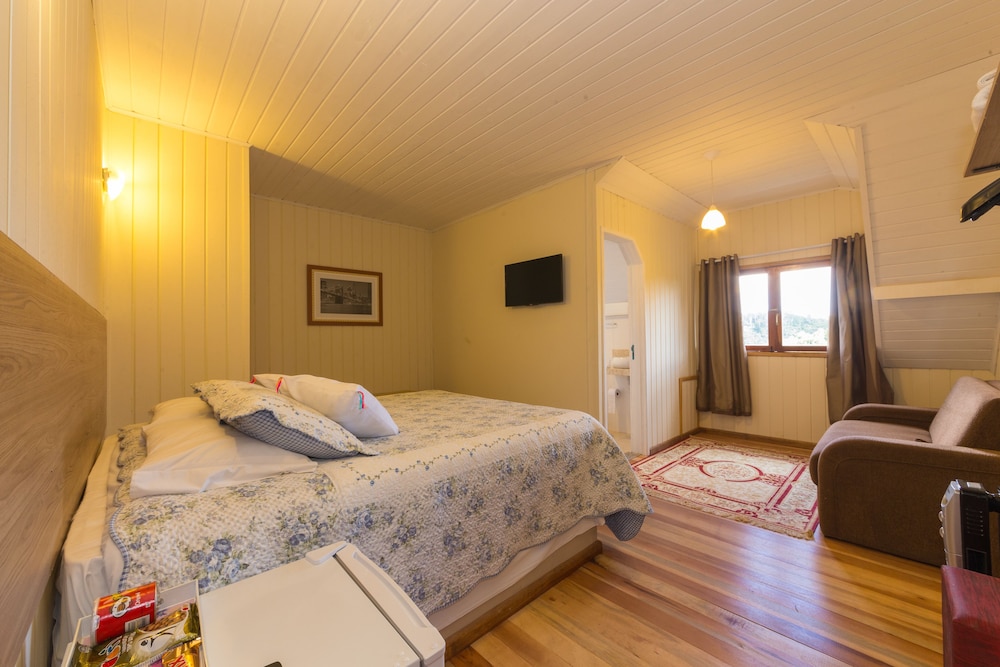 Superior Suite, 1 King Bed, Mountain View photo 1