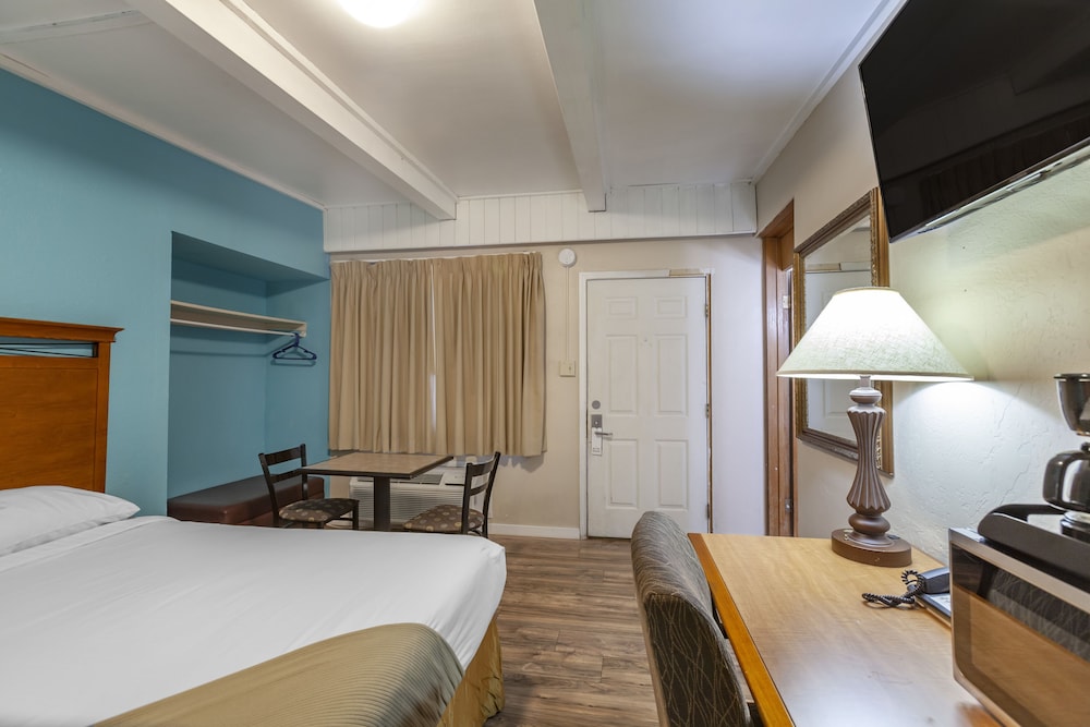 Basic Room, 2 Queen Beds, Smoking photo 3