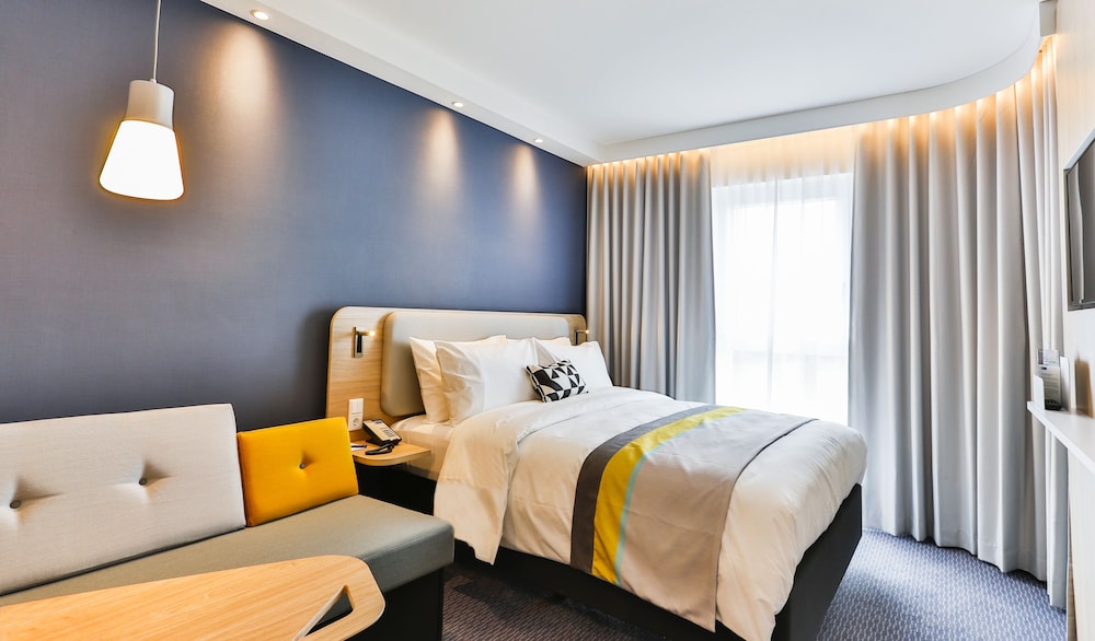 Standard Room, 1 Queen Bed (Roll-In Shower) photo 2