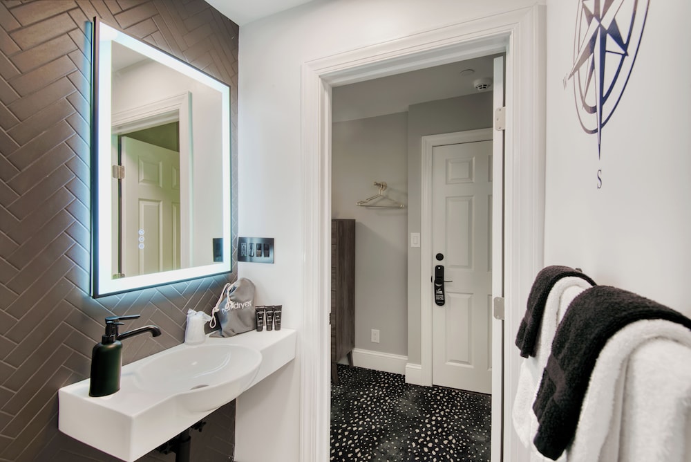 Suite #6 photo 3