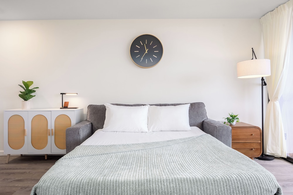 Premium Remodeled Condo with Ocean View and Parking: Premium Apartment, 1 King Bed with Sofa bed, Ocean View (WB 2713 T1) photo