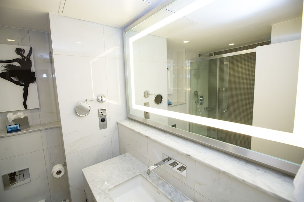 Junior Suite, 1 King Bed with Sofa bed, Club Lounge Access thumbnail 5