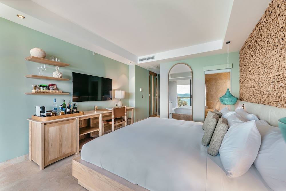Deluxe Room, 1 King Bed, Lake View (Balcony) photo 1