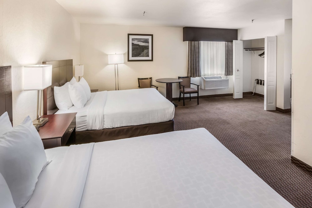 Suite, Multiple Beds, Non Smoking photo 2