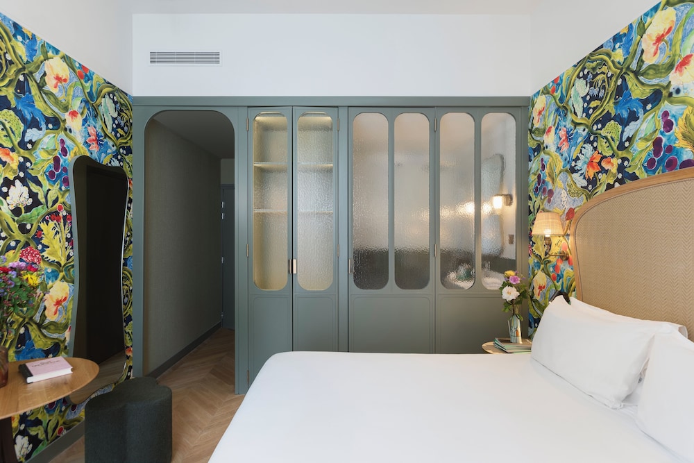 Superior Double Room thumbnail 5