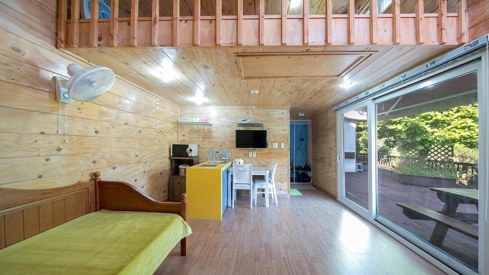 Basic Room, 1 Bedroom (Chocomint ( F1 / 1 Dog Stay Free))