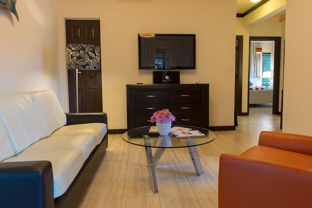 Two Bedroom Queen Suite - Photo 7