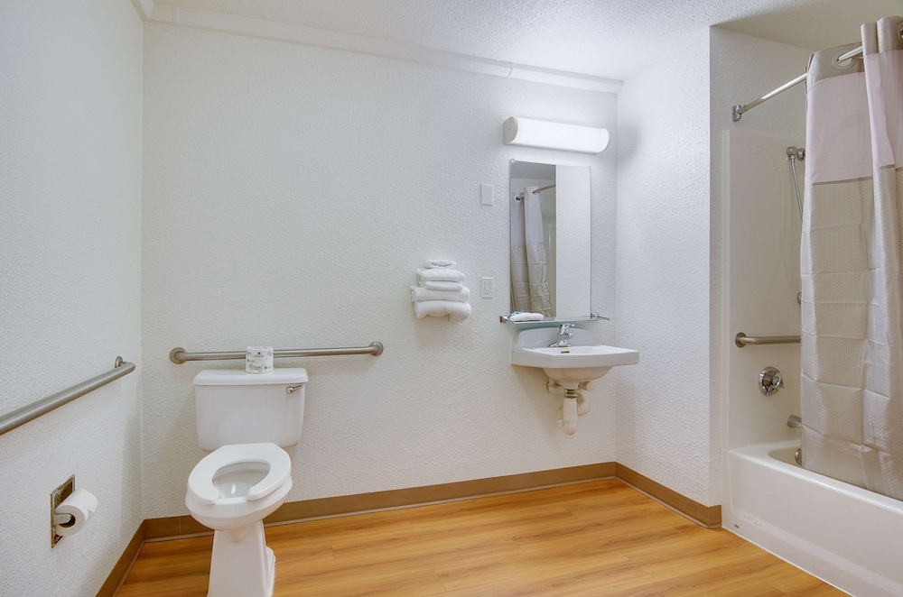 Deluxe Room, 1 Queen Bed, Non Smoking, Refrigerator & Microwave photo 2