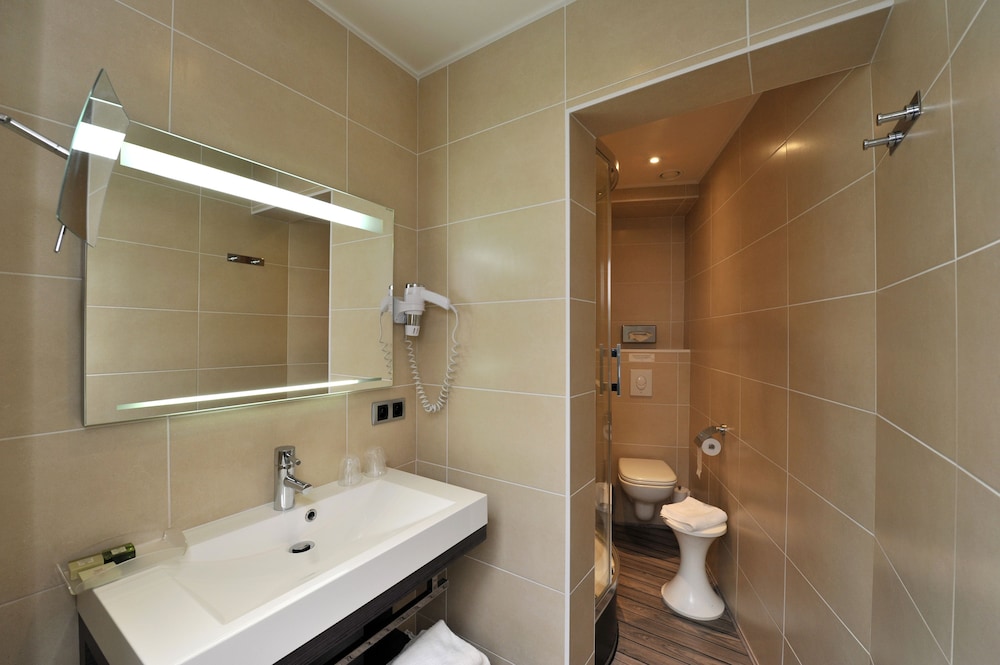 Elegant Premium Twin Room photo 2