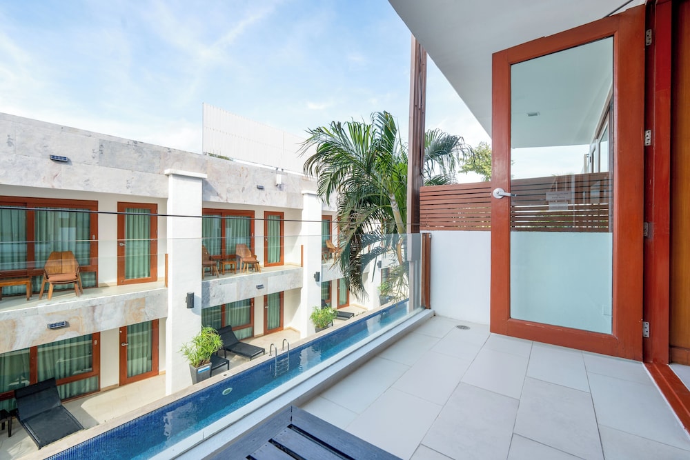 Deluxe Room, Pool View (Free Daily Minibar) - Photo 6
