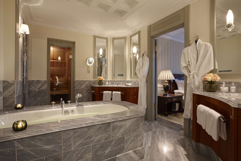 Royal Suite thumbnail 6