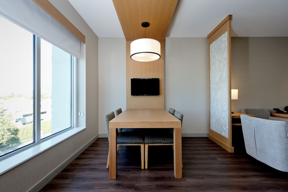 Suite, 1 Bedroom - Photo 2