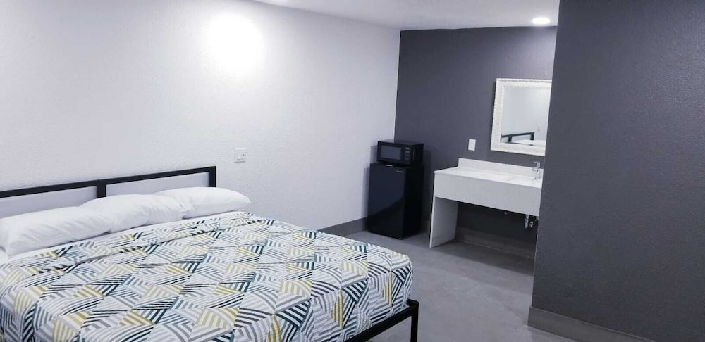 Standard Room, 1 King Bed, Non Smoking - Photo 8