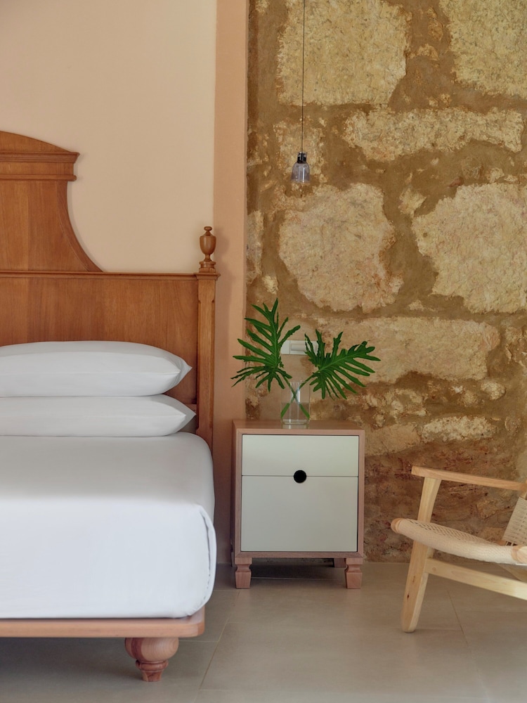 Suite, 1 King Bed (Colonial)