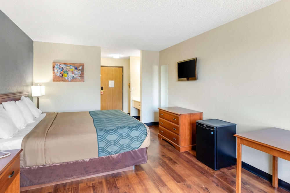 Standard Room, 1 King Bed, Non Smoking - Photo 5