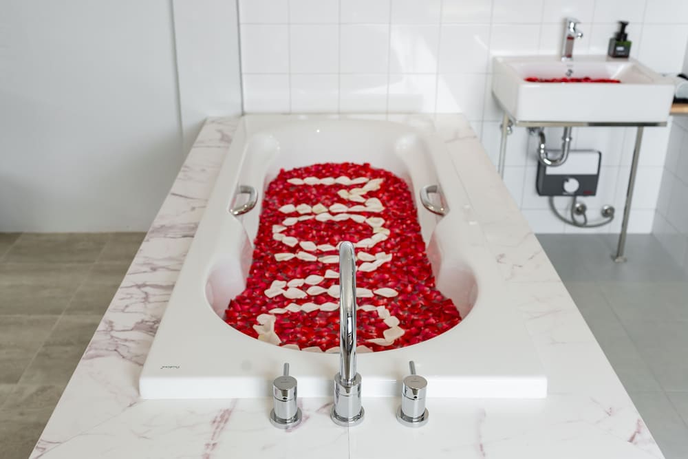 Deluxe Room, Bathtub - Photo 30