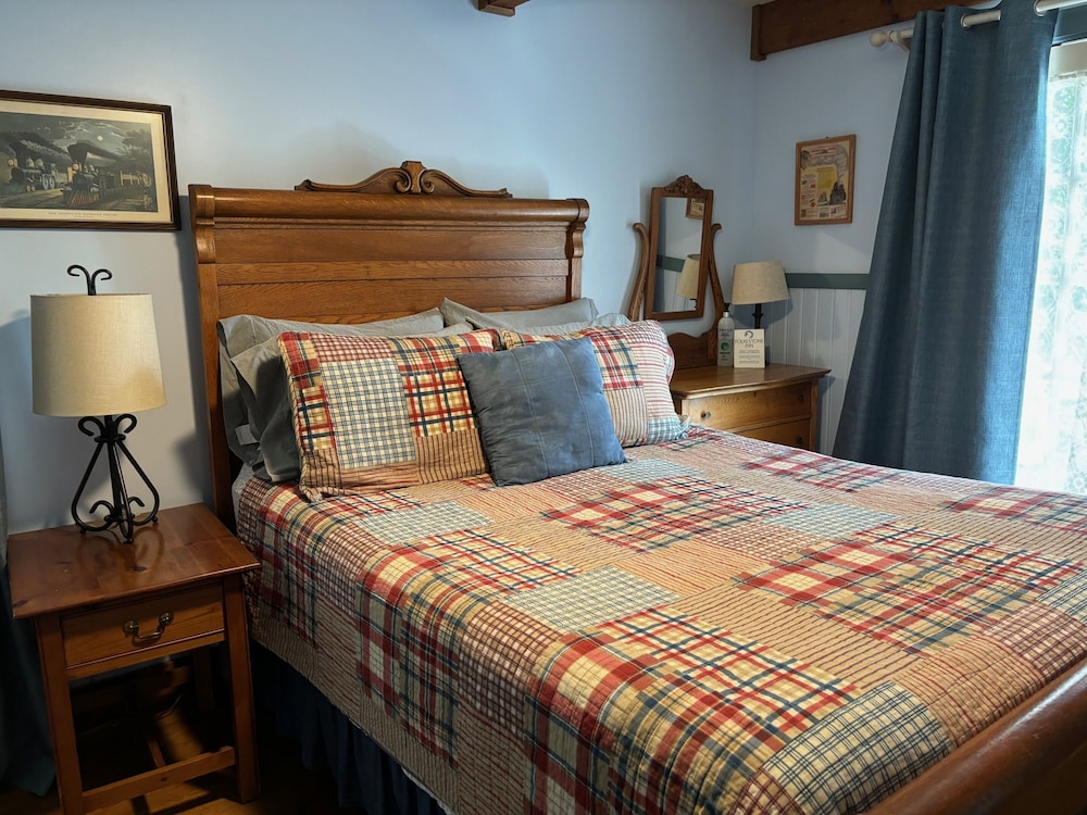 Standard Double Room, Private Bathroom (Tunnels & Trestles) photo 2