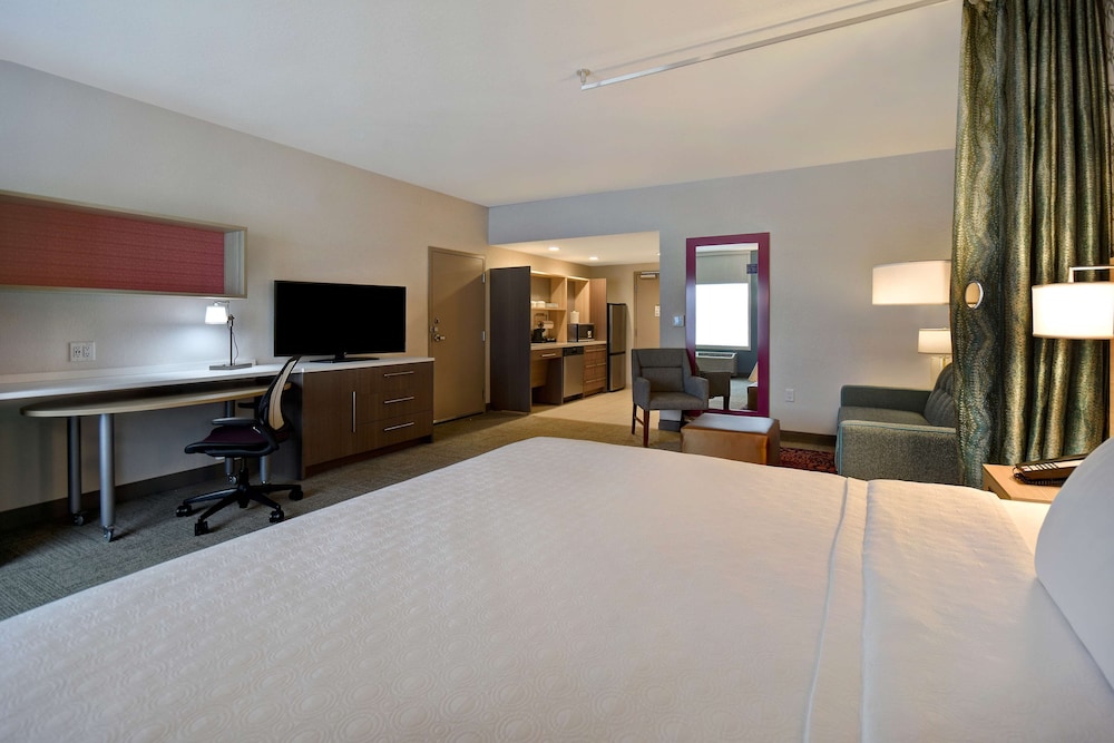 Studio, 1 King Bed, Accessible (Mobility & Hearing, Roll-in Shower) photo 3