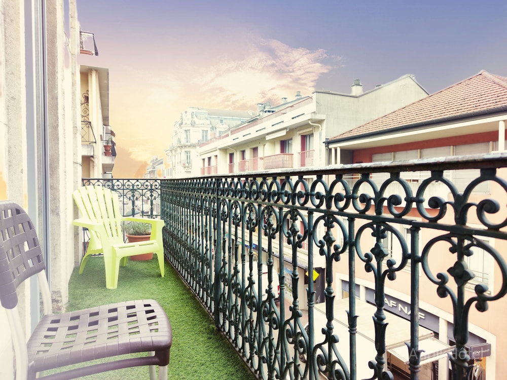 Family Room, Balcony, City View photo 3