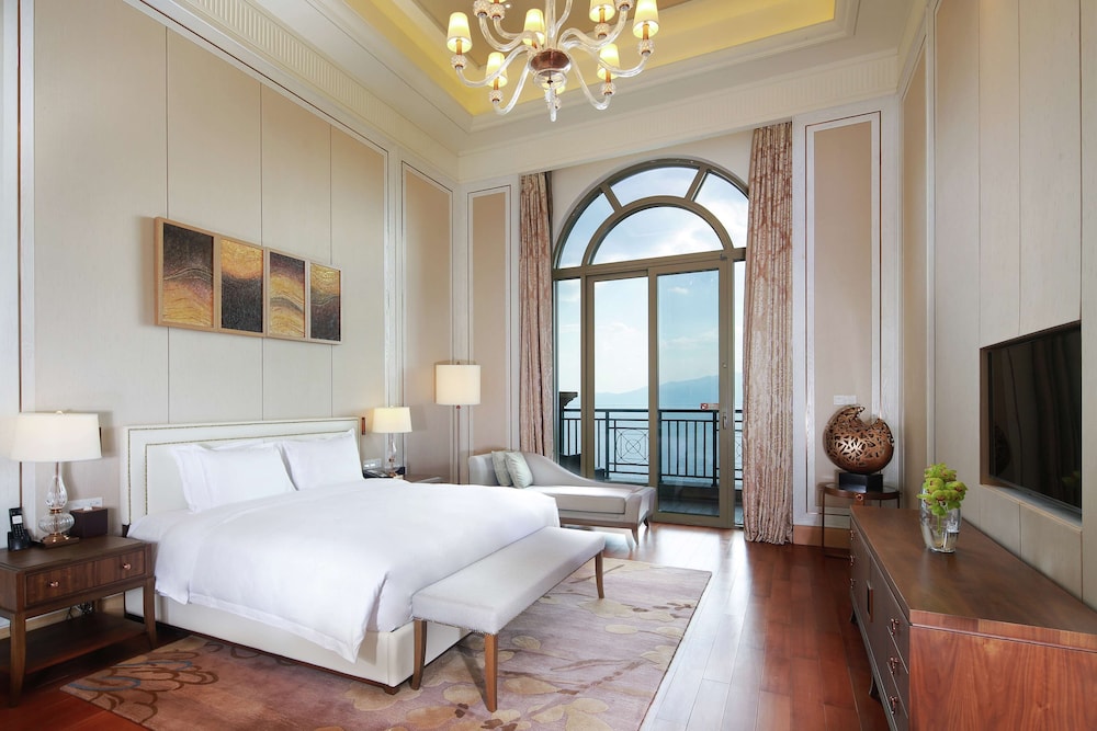 Premier Suite, Club Lounge Access, Lake View photo 1