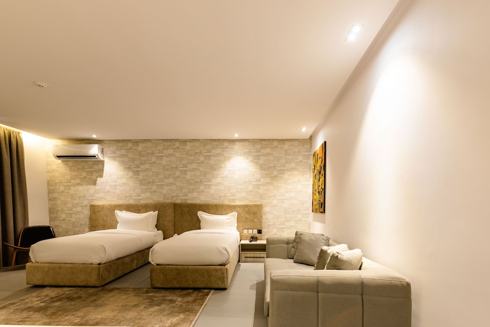 Luxury Suite - Photo 14