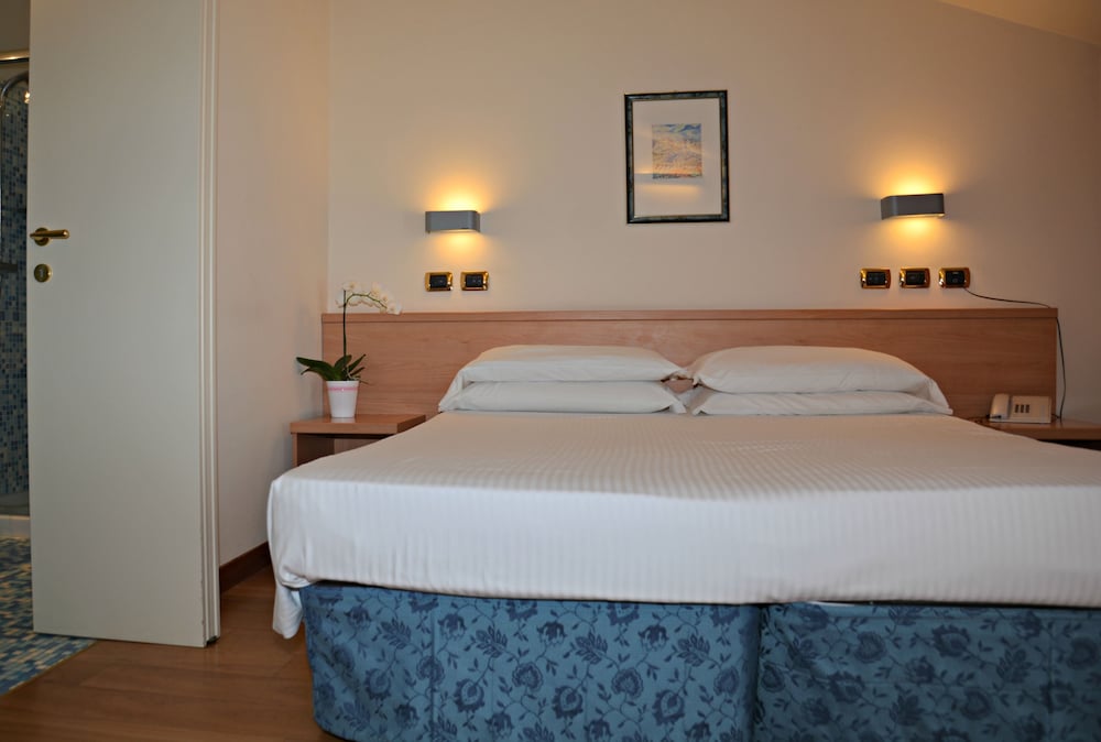 Double or Twin Room - Photo 2